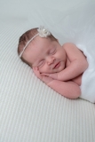 1_blagnac-photographe-naissance-posing-sourire-GB-studiophoto.com_
