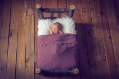 2_balma-photographe-bebe-dans-lit-en-bois-GB-studiophoto.com_