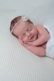 2_blagnac-photographe-naissance-posing-sourire-GB-studiophoto.com_