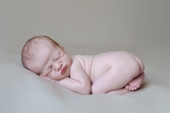 2_mondonville-photographe-nouveau-ne-posing-pose-GB-studiophoto.com_