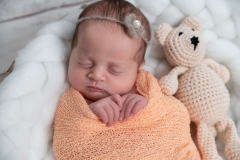 2_rabastens-photographe-naissance-poses-doudou-GB-studiophoto.com_