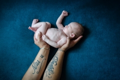 2_toulouse-photographe-naissance-avec-papa-GB-studiophoto.com_