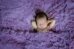 2_toulouse-photographe-pose-bebe-nouveau-ne-GB-studiophoto.com_