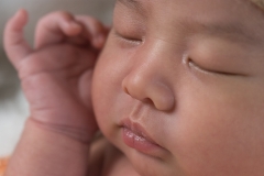 2_toulouse-photographie-naissance-petits-details-bouche-GB-studiophoto.com_