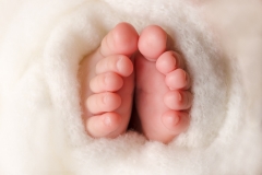 toulouse-photographe-bebe-detail-pied-naissance-GB-studiophoto.com_