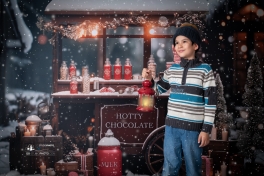 shooting-photo-de-noel-avec-un-enfant-qui-tient-une-lanterne-sous-la-neige