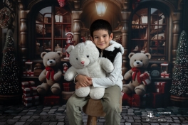 studio-photo-seance-noel-enfant-qui-tient-un-nounours