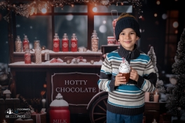 blagnac-seance-photographie-de-noel-enfant-boit-un-chocolat-chaud