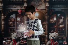 seance-photo-noel-magique-avec-enfant-et-decor-studio