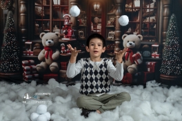 session-photo-de-noel-a-blagnac-avec-enfant-qui-joue-avec-la-neige