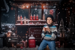 seance-photo-de-noel-aux-sept-deniers-toulouse-avec-enfant-qui-boit-un-chocolat-chaud