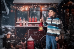 shooting-photo-de-noel-avec-un-enfant-qui-tient-une-lanterne-sous-la-neige