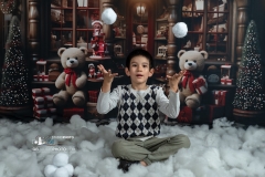 session-photo-de-noel-a-blagnac-avec-enfant-qui-joue-avec-la-neige