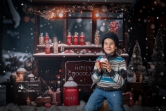 seance-photo-de-noel-aux-sept-deniers-toulouse-avec-enfant-qui-boit-un-chocolat-chaud