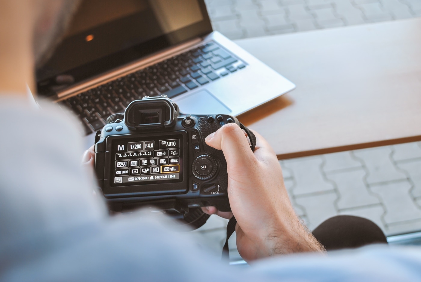 photographe avec un appareil photo dans les mains